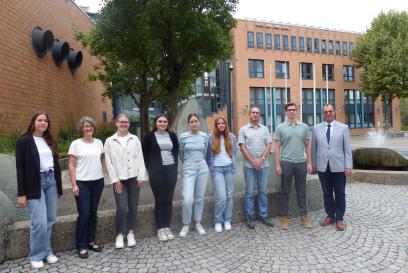 Begrüßung der neuen Auszubildenden im Rathaus Mühlacker. Von links nach rechts: Lene Remele von der Personalstelle, die die Azubis in ihrer Einführungswoche begleitete,  Andrea Wein, Personalsachgebietsleitung, sechs der sieben neuen Azubis, sowie Oberbürgermeister Frank Schneider.