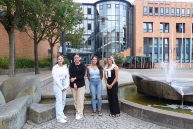 Die neuen Azubis zu staatlich anerkannten Erzieherinnen.