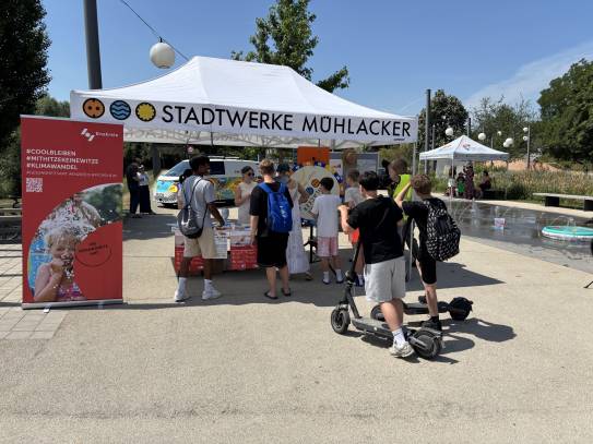 Infostand mit Besuchern