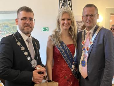 Die Stadtoberhäupter mit der amtierenden Knopfprinzessin Constanze I